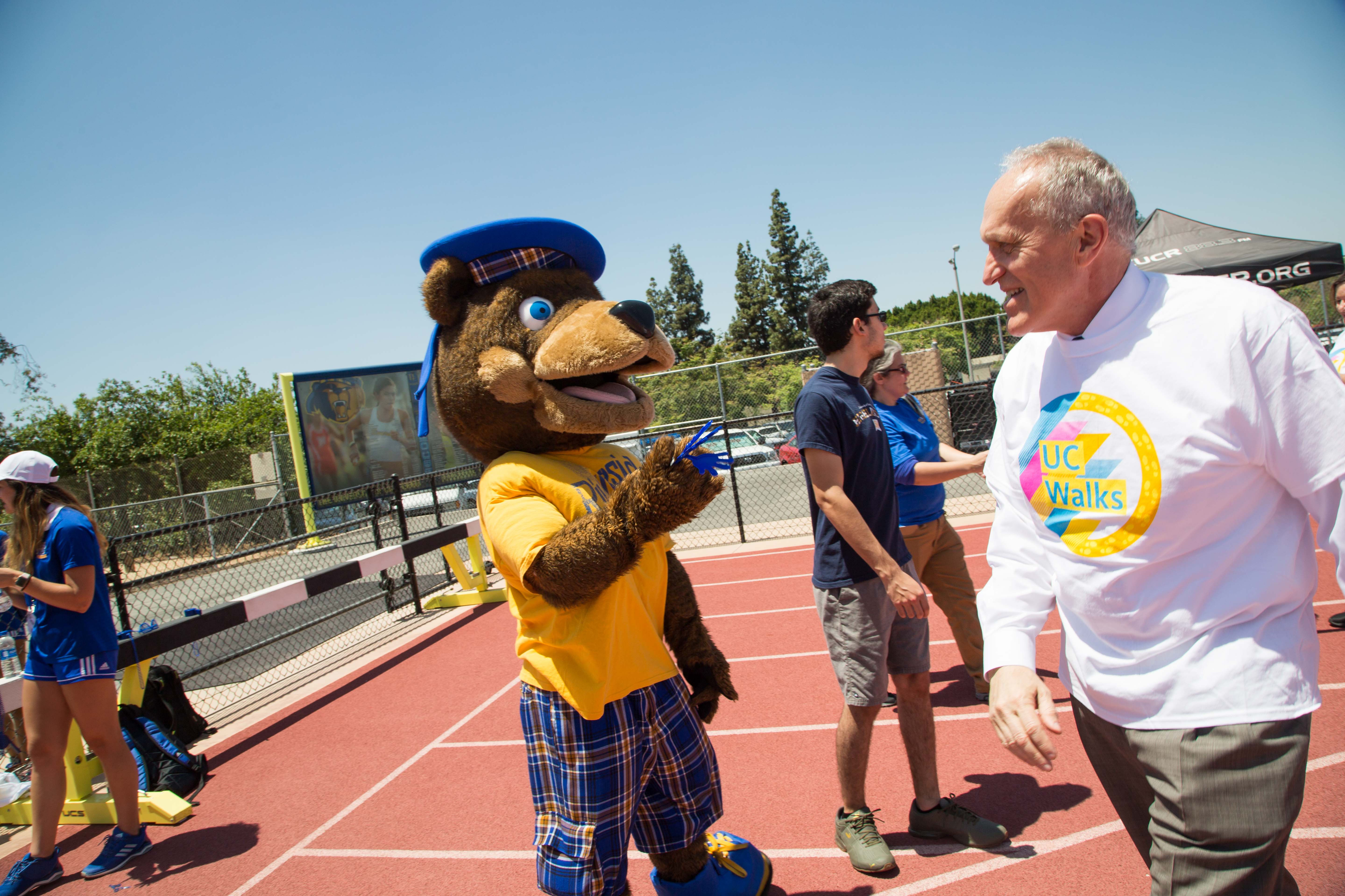 UC WALKS WITH CHANCELLOR KIM A. WILCOX